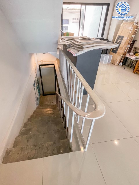 *****อาคารพาณิชย์มือสองย่านกรุงเทพฯ อาคารพาณิชย์ ซอยเพชรเกษม65/1 เนื้อที่กว้างขวางมากถึง 16 ตร.ว. ฟังก์ชัน 4 ห้องนอน 2 ห้องน้ำ ที่จอดรถ 1 คัน บ้านสไตล์คาเฟ่ ตกแต่งพร้อม ตั้งอยู่บนทำเลชุมชน เหมาะกับการค้าขาย เชื่อมต่อการเดินทางด้วยถนนเพชรเกษม จองเลย!